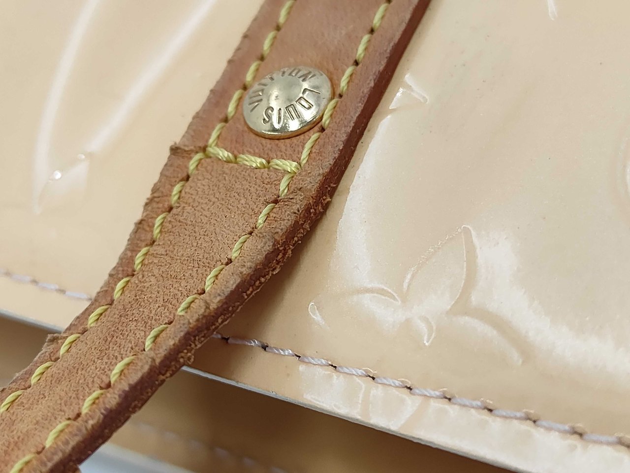 Louis Vuitton Reade Monogram Vernis PM Beige