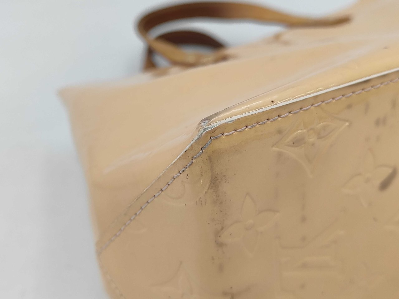 Louis Vuitton Reade Monogram Vernis PM Beige