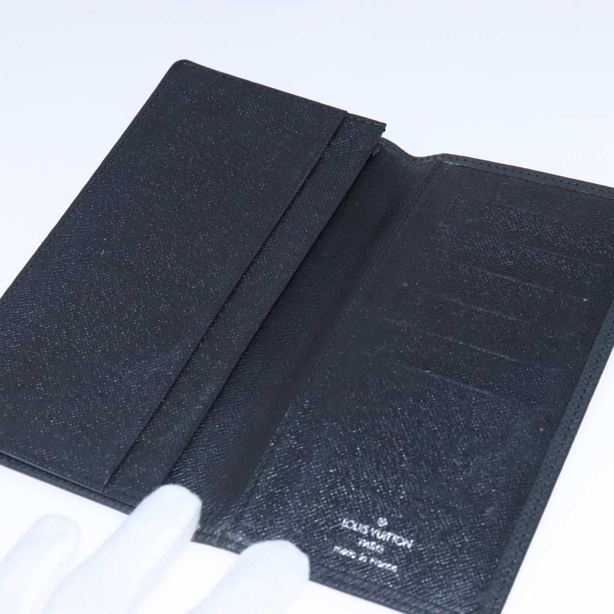 Louis Vuitton Louis Vuitton Porte Cartes Wallet Taiga Leather Zwart