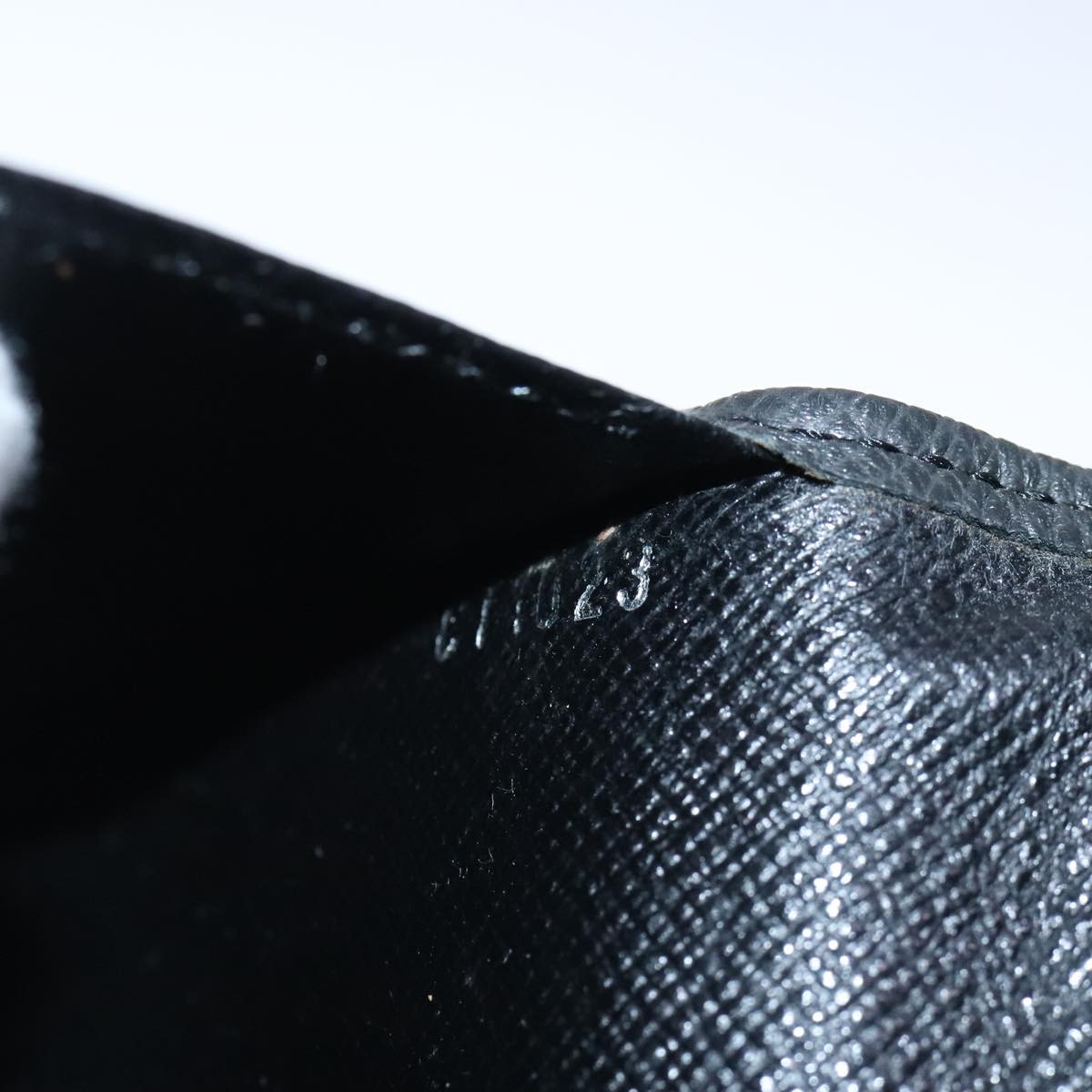 Louis Vuitton Louis Vuitton Porte Cartes Wallet Taiga Leather Zwart