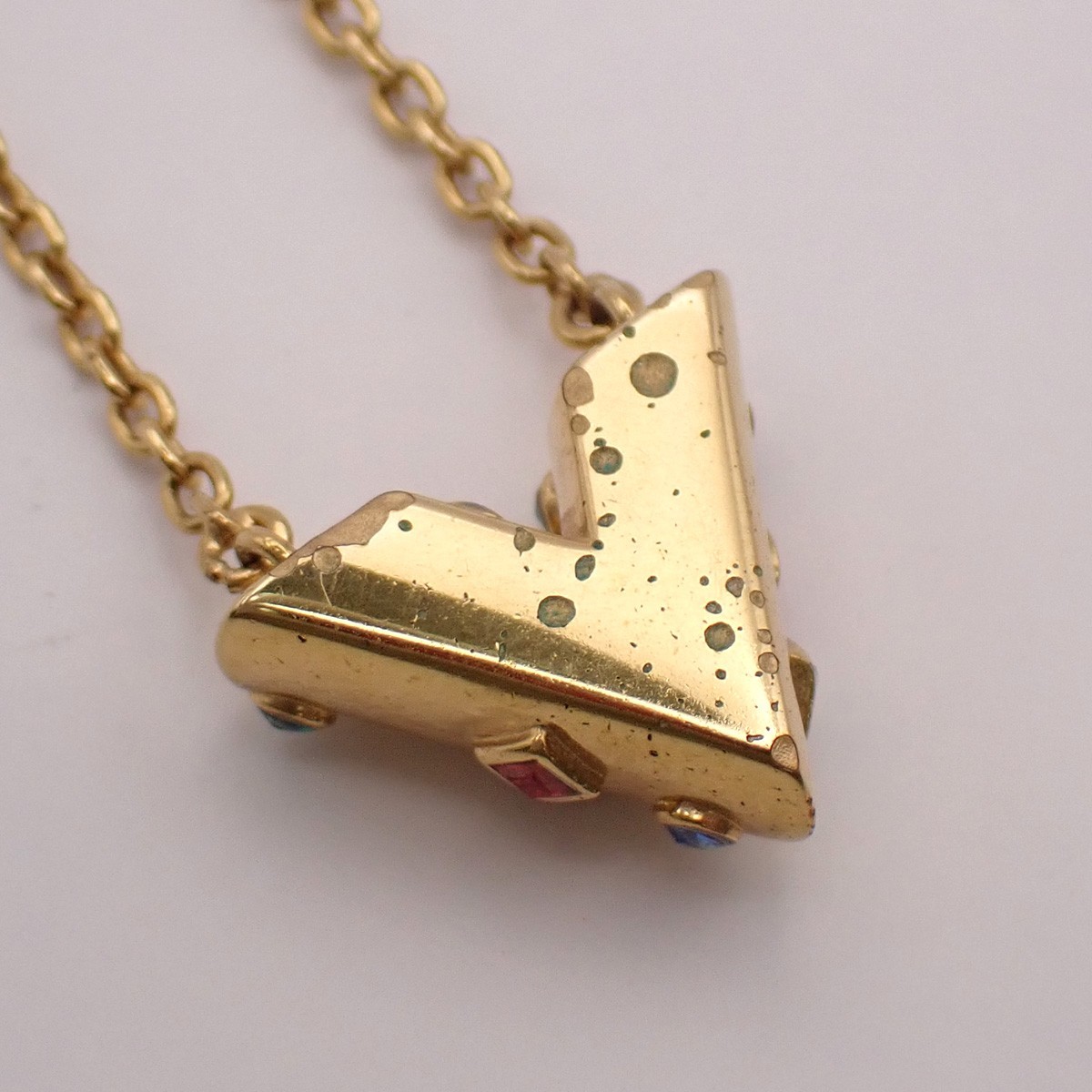 Louis Vuitton Louis Vuitton Essential V Necklace Metal Goud