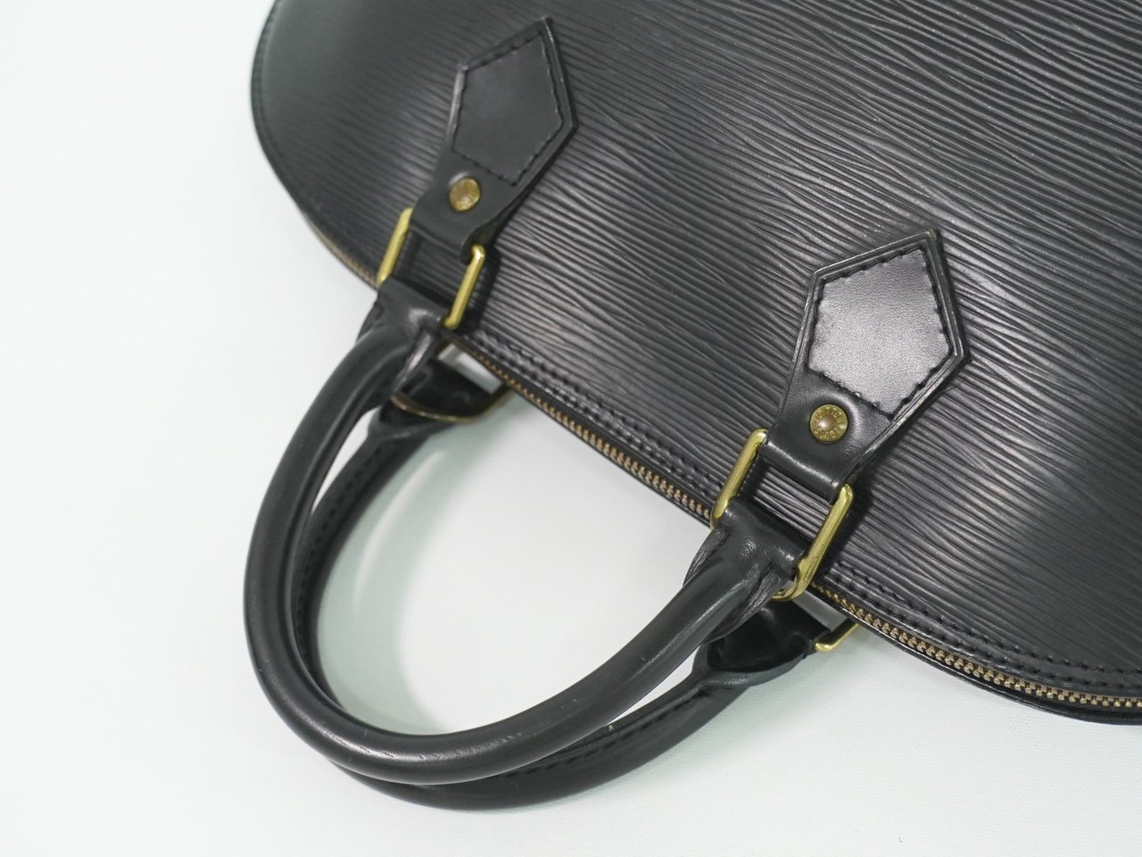 Louis Vuitton Louis Vuitton Alma Handbag Epi Leather MM Zwart