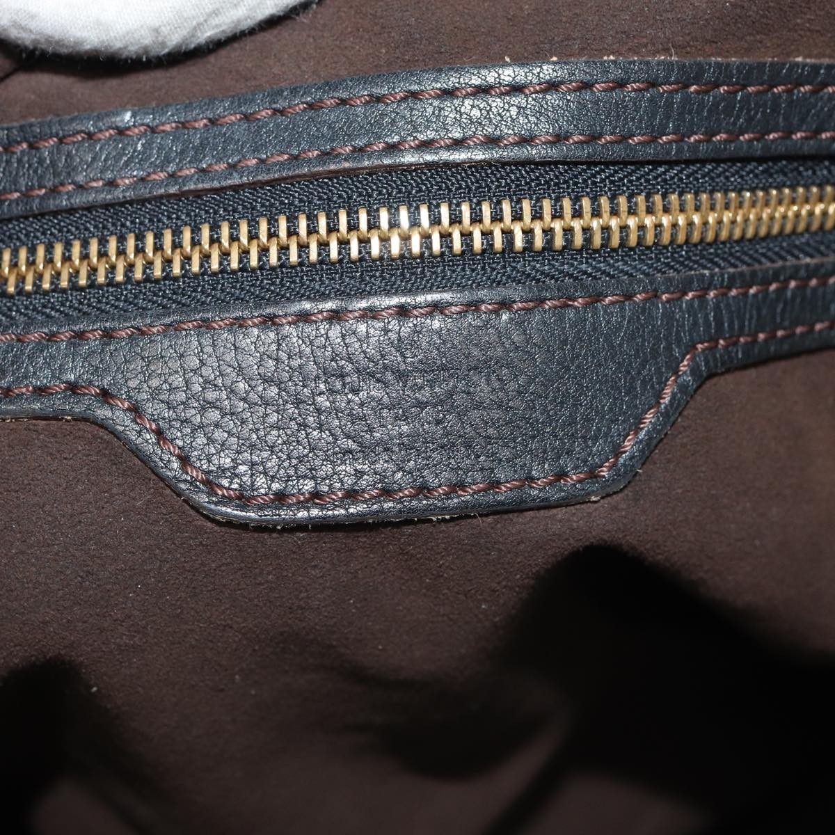 Louis Vuitton Louis Vuitton L Hobo Mahina Leather Zwart