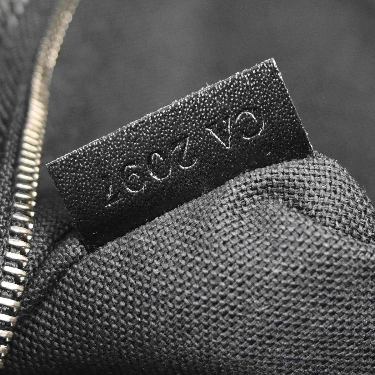 Louis Vuitton Louis Vuitton Stanislav Handbag Taiga Leather Zwart