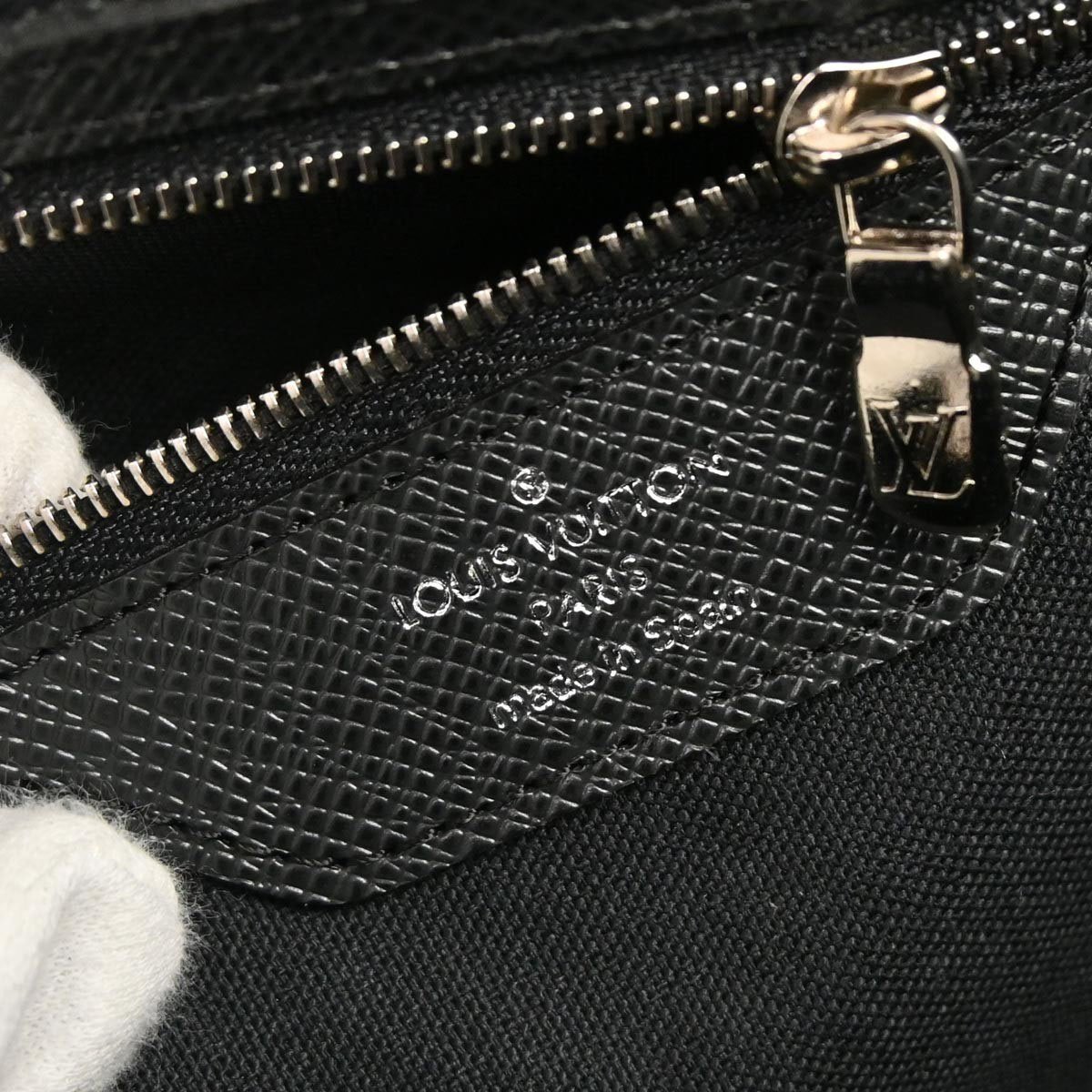 Louis Vuitton Louis Vuitton Stanislav Handbag Taiga Leather Zwart