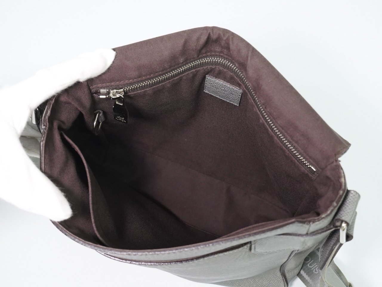 Louis Vuitton Roman Taiga Leather PM Grijs