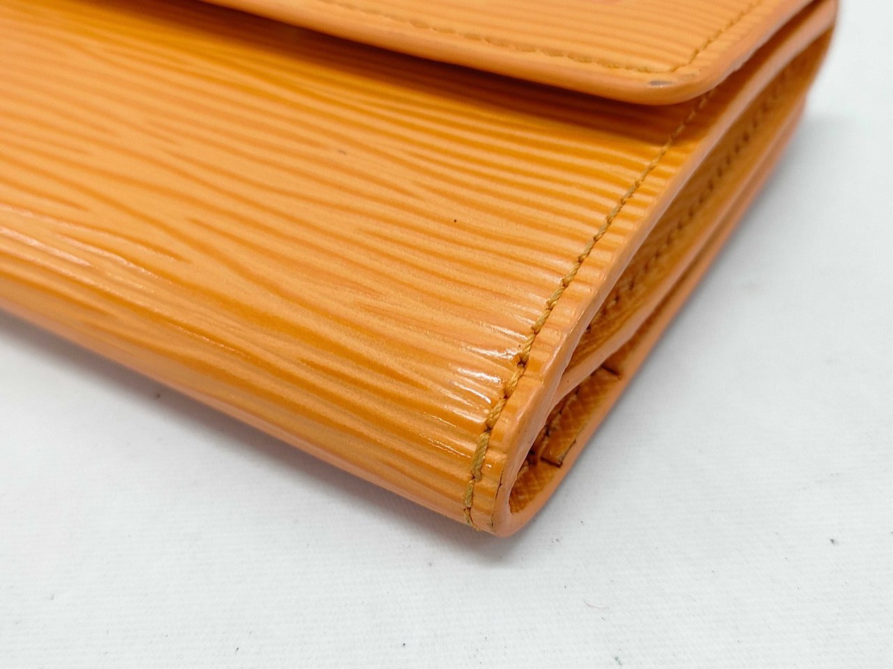 Louis Vuitton Louis Vuitton Ludlow Wallet Epi Leather Zwart