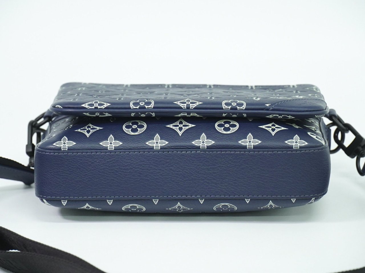 Louis Vuitton Louis Vuitton Trio Messenger Bag Monogram Shadow Leather Blauw