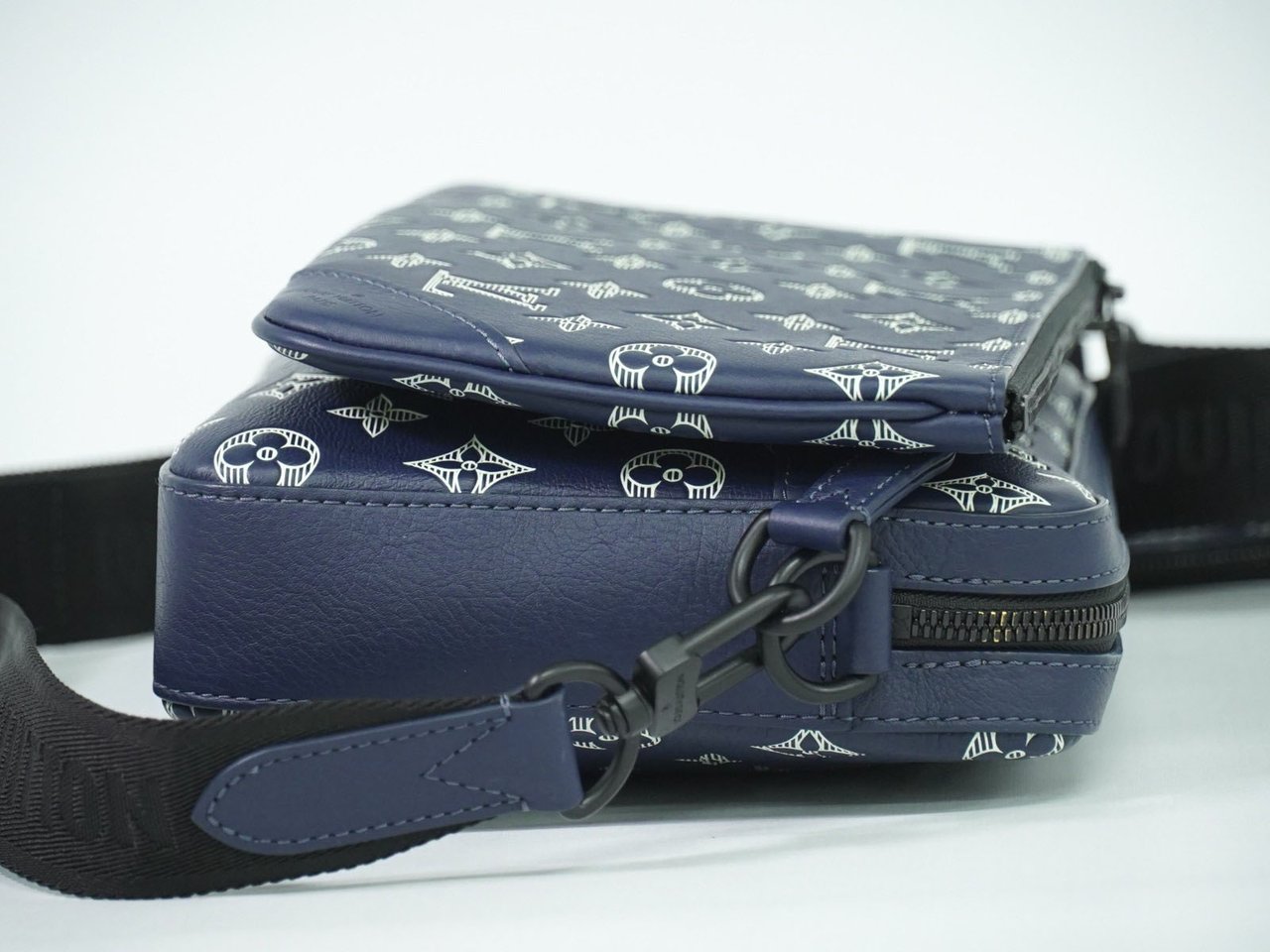 Louis Vuitton Louis Vuitton Trio Messenger Bag Monogram Shadow Leather Blauw