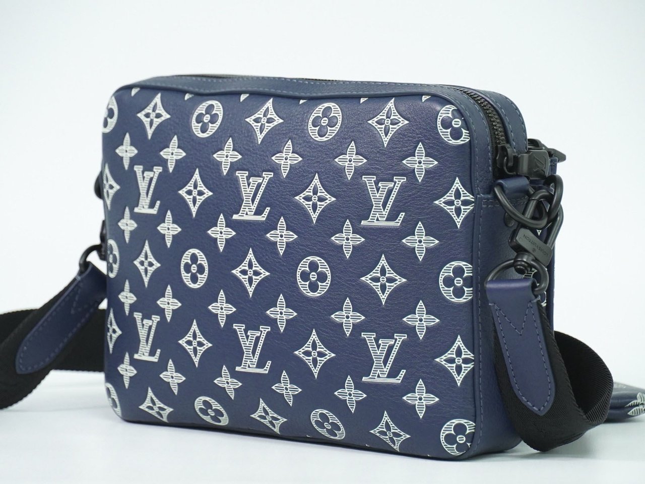 Louis Vuitton Louis Vuitton Trio Messenger Bag Monogram Shadow Leather Blauw