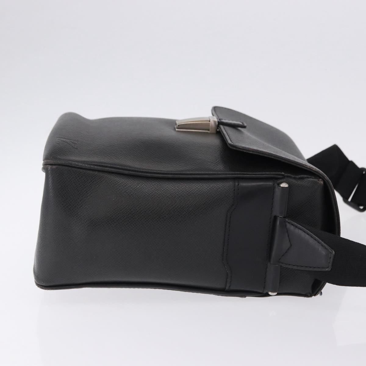 Louis Vuitton Yaranga Messenger Taiga Leather Medium Zwart