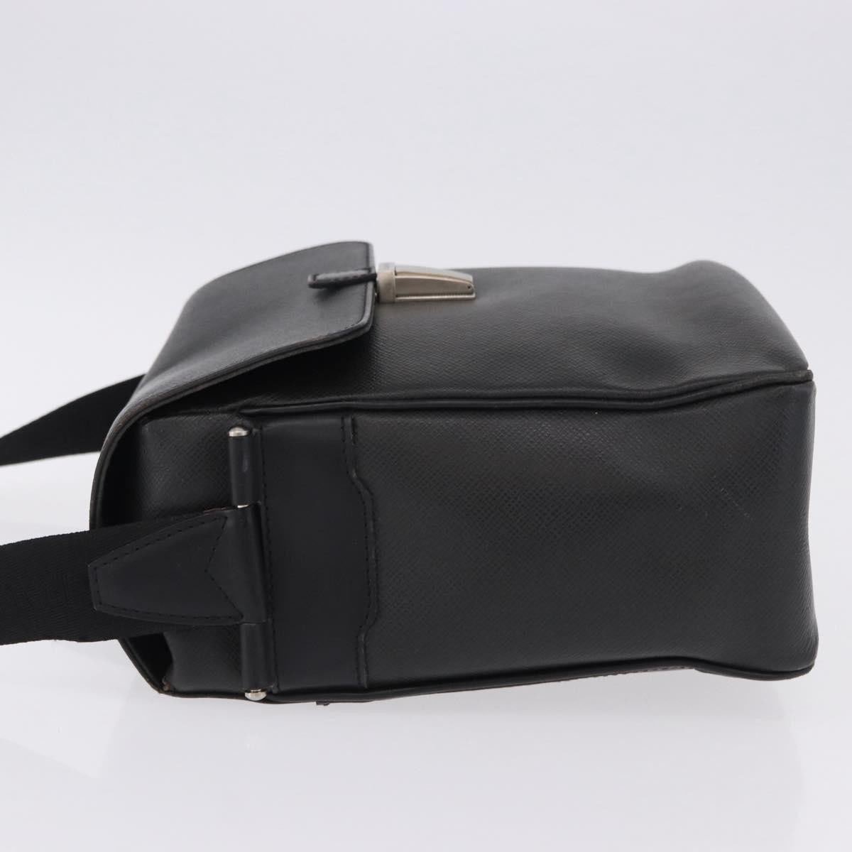 Louis Vuitton Yaranga Messenger Taiga Leather Medium Zwart