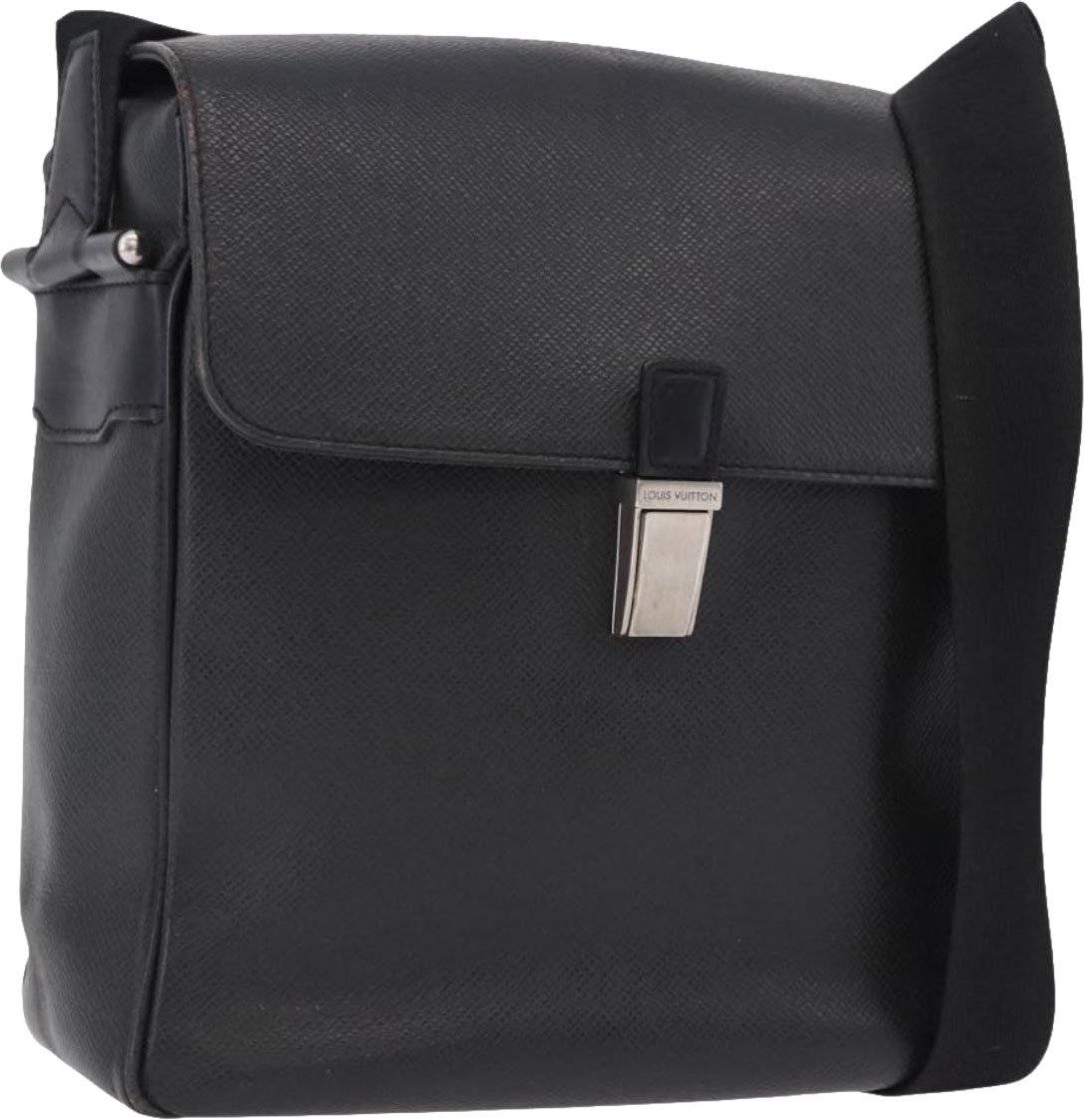 Louis Vuitton Yaranga Messenger Taiga Leather Medium Zwart