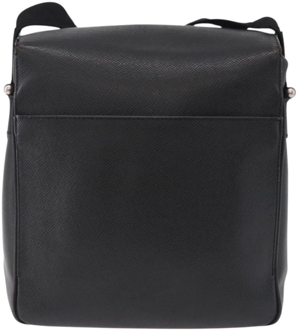 Louis Vuitton Yaranga Messenger Taiga Leather Medium Zwart