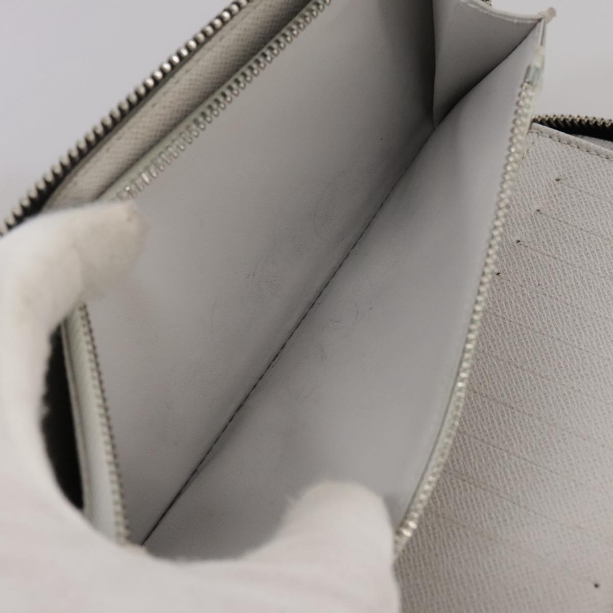 Louis Vuitton Louis Vuitton Zippy wallet vertical Taiga leather Wit