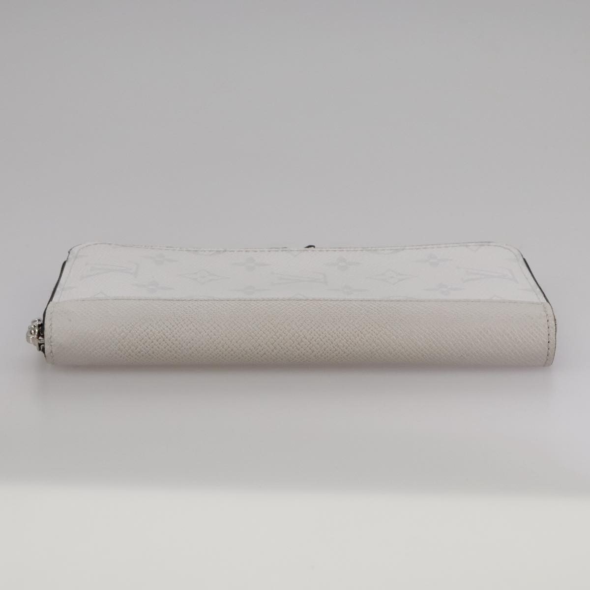 Louis Vuitton Louis Vuitton Zippy wallet vertical Taiga leather Wit