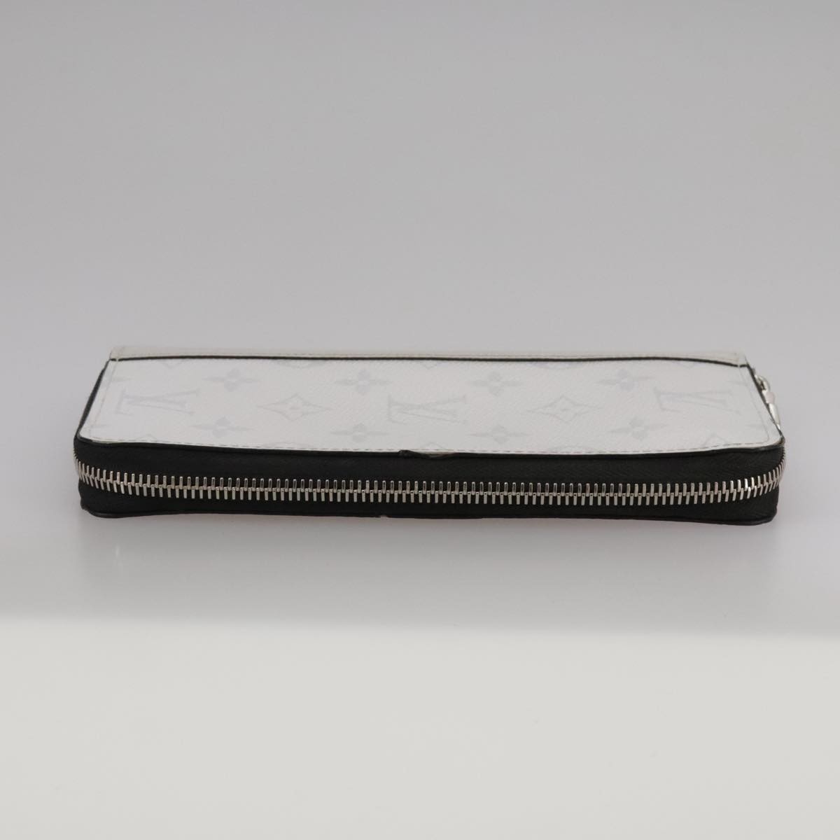 Louis Vuitton Louis Vuitton Zippy wallet vertical Taiga leather Wit