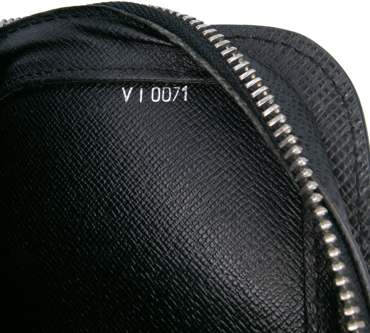 Louis Vuitton Taiga Pochette Baikal Zwart