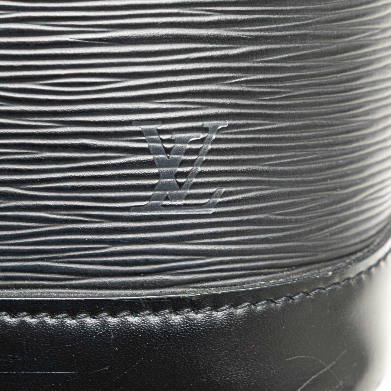 Louis Vuitton Epi Alma PM Zwart
