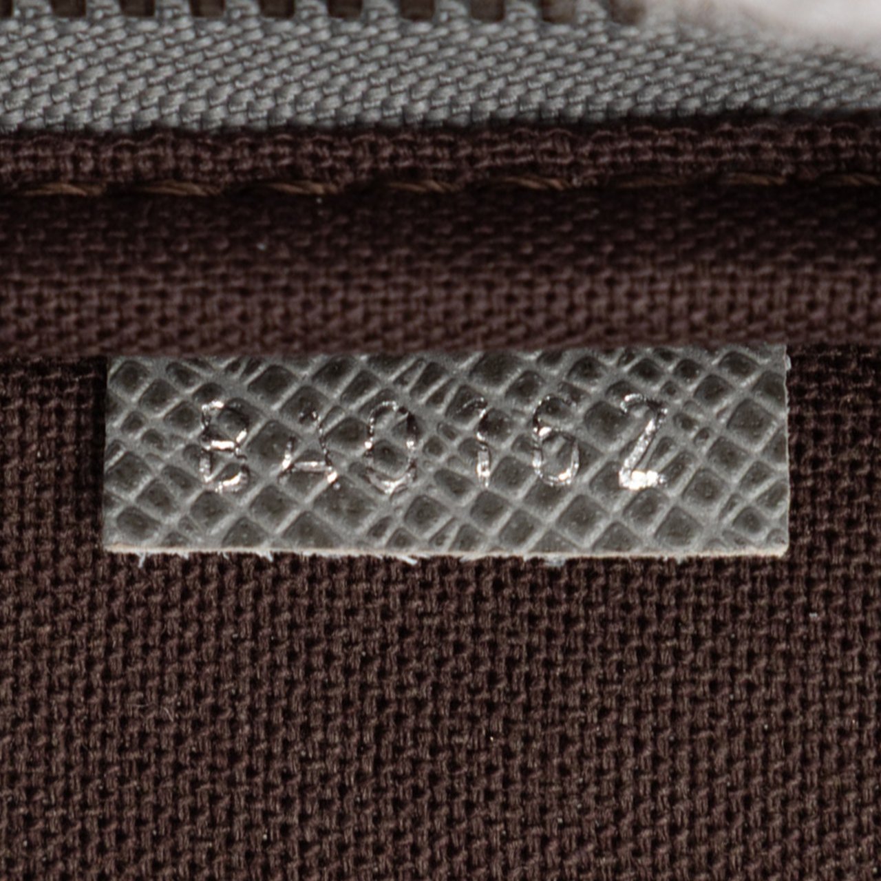 Louis Vuitton Taiga Horizon Laptop Sleeve Grijs