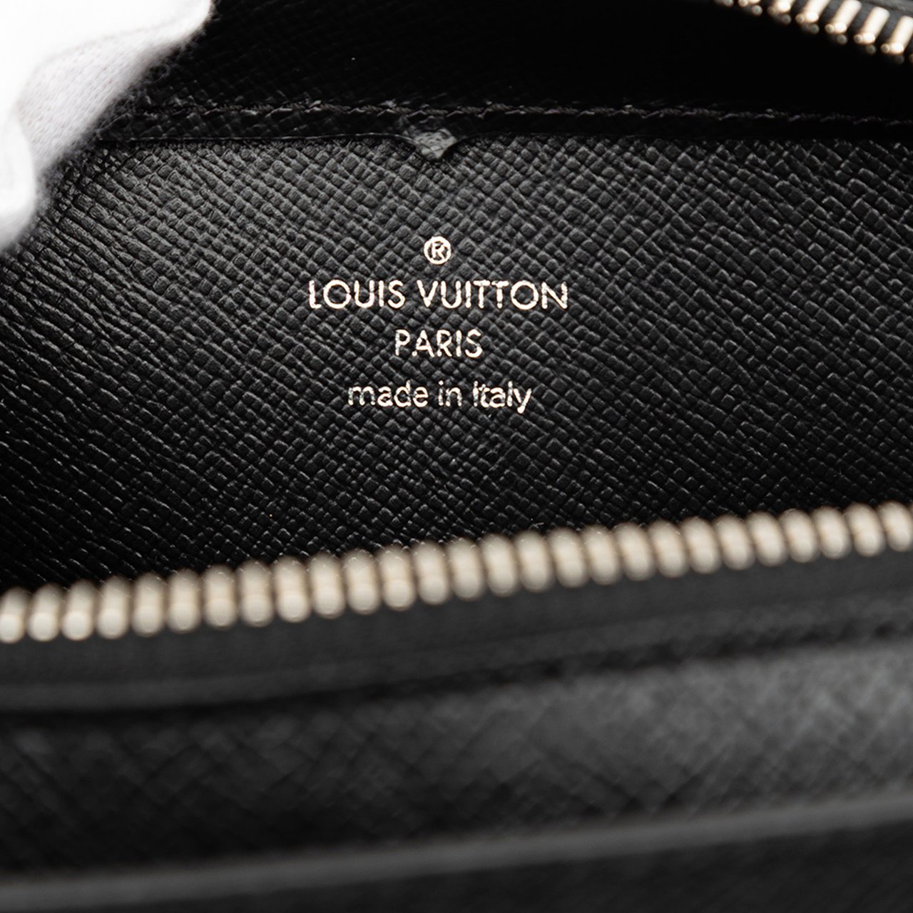 Louis Vuitton Taiga Pochette Baikal Zwart