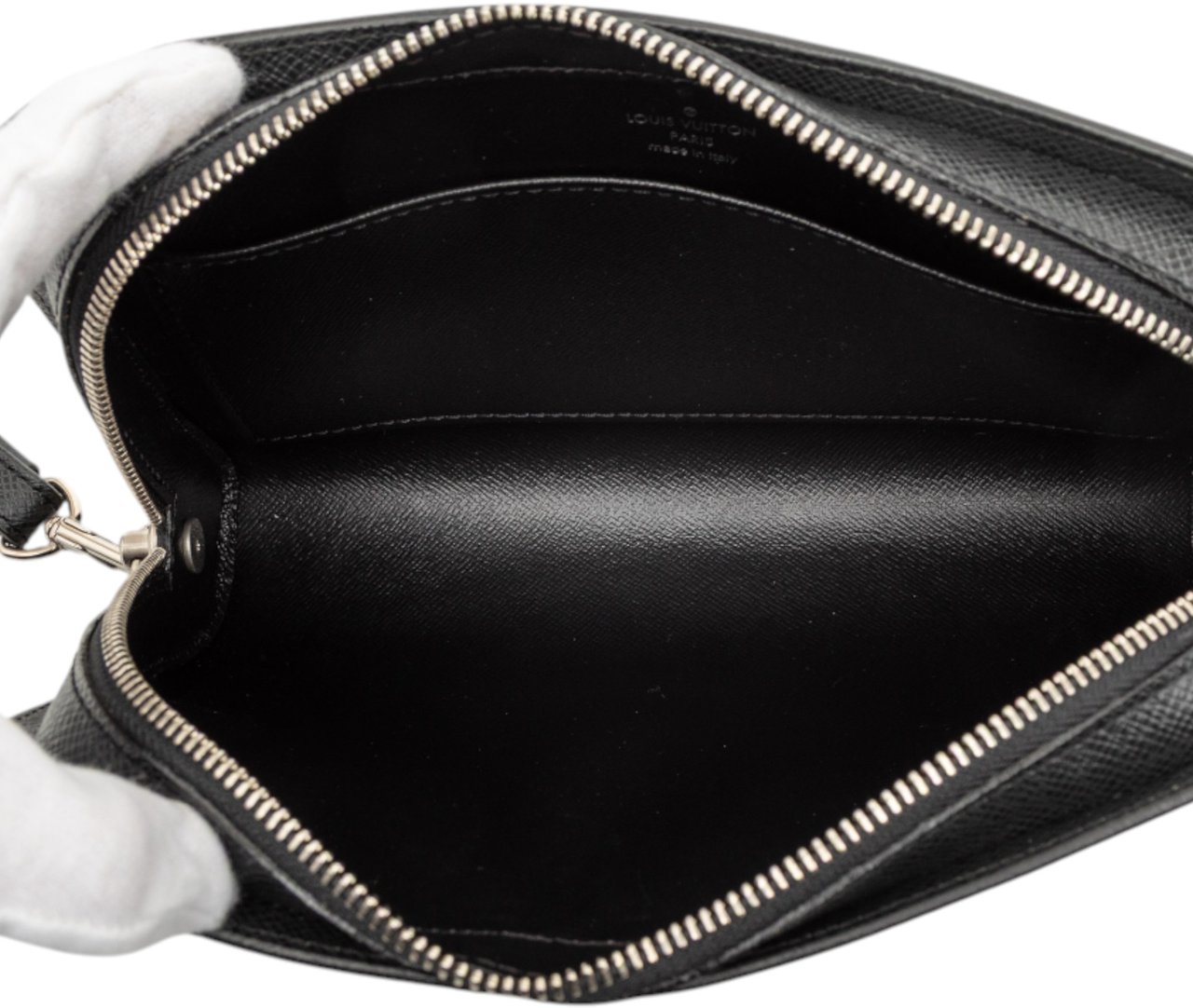 Louis Vuitton Taiga Pochette Baikal Zwart