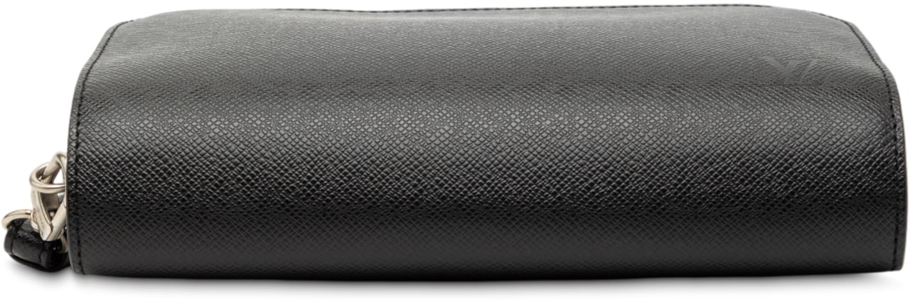 Louis Vuitton Taiga Pochette Baikal Zwart