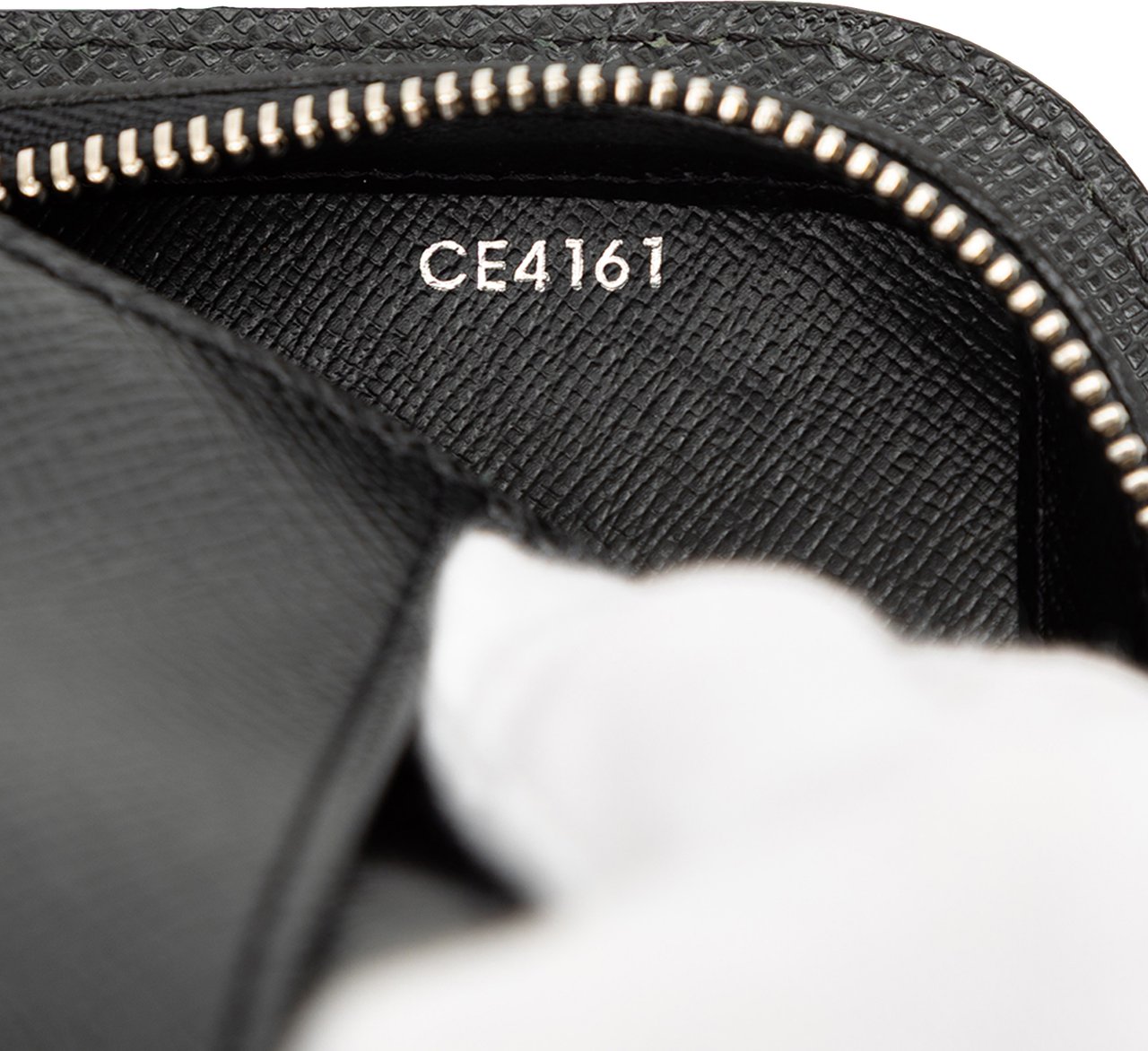 Louis Vuitton Taiga Pochette Baikal Zwart