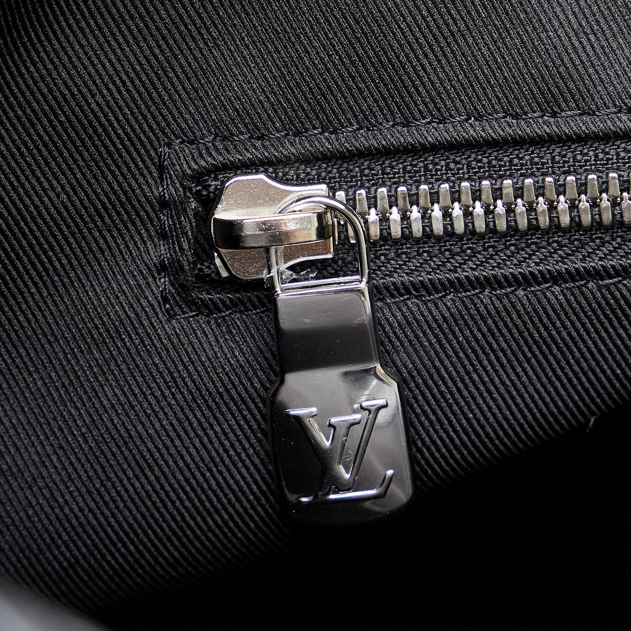 Louis Vuitton Taigarama Outdoor Tote Zwart