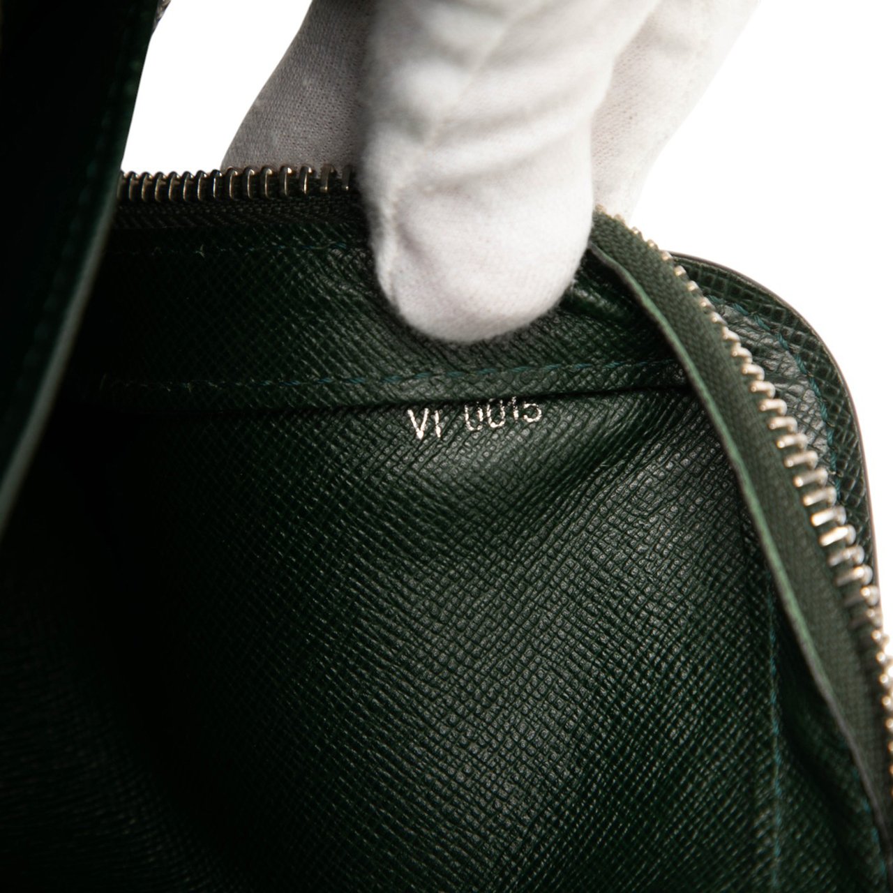 Louis Vuitton Taiga Pochette Baikal Groen