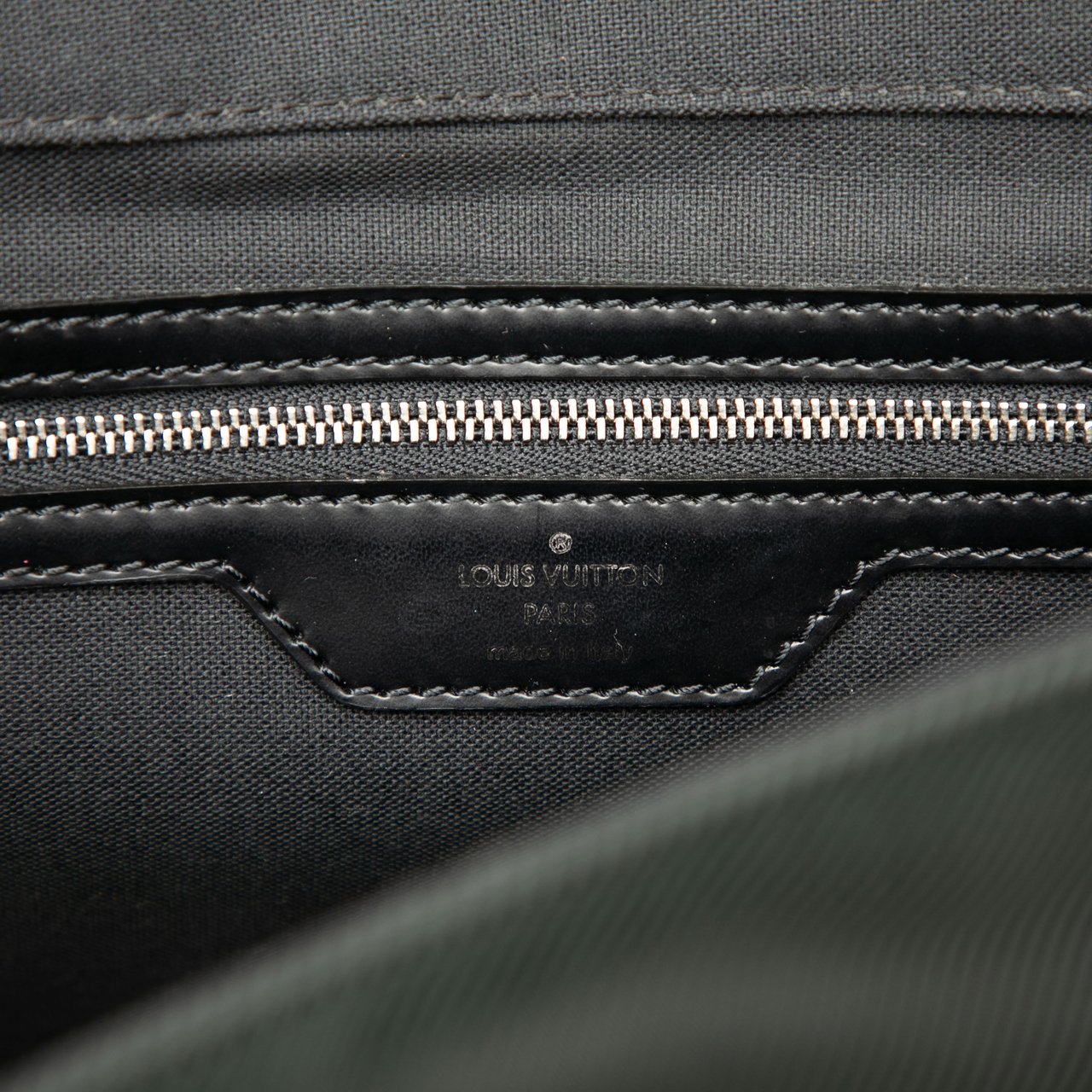 Louis Vuitton Taiga Viktor Zwart