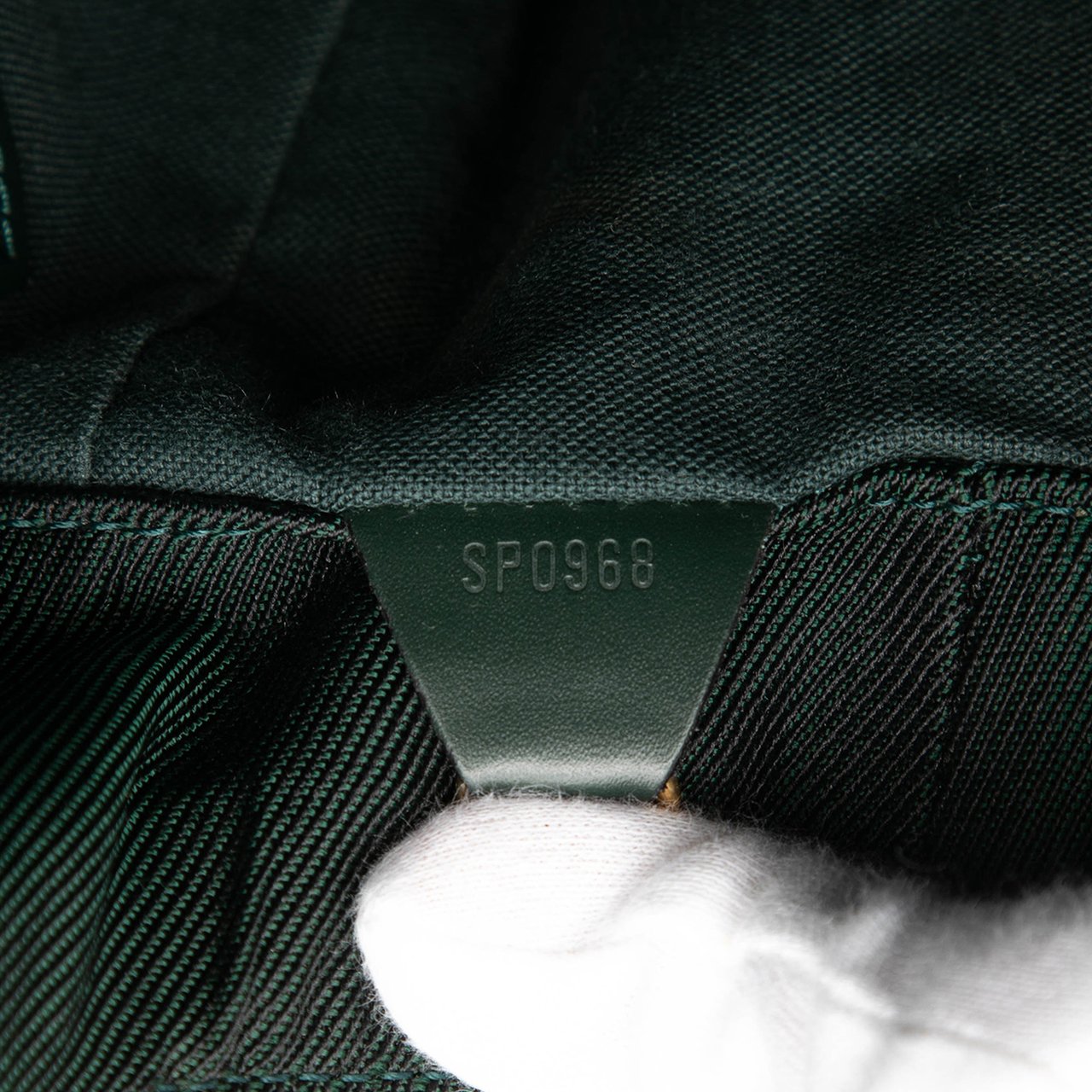 Louis Vuitton Taiga Cassiar Groen