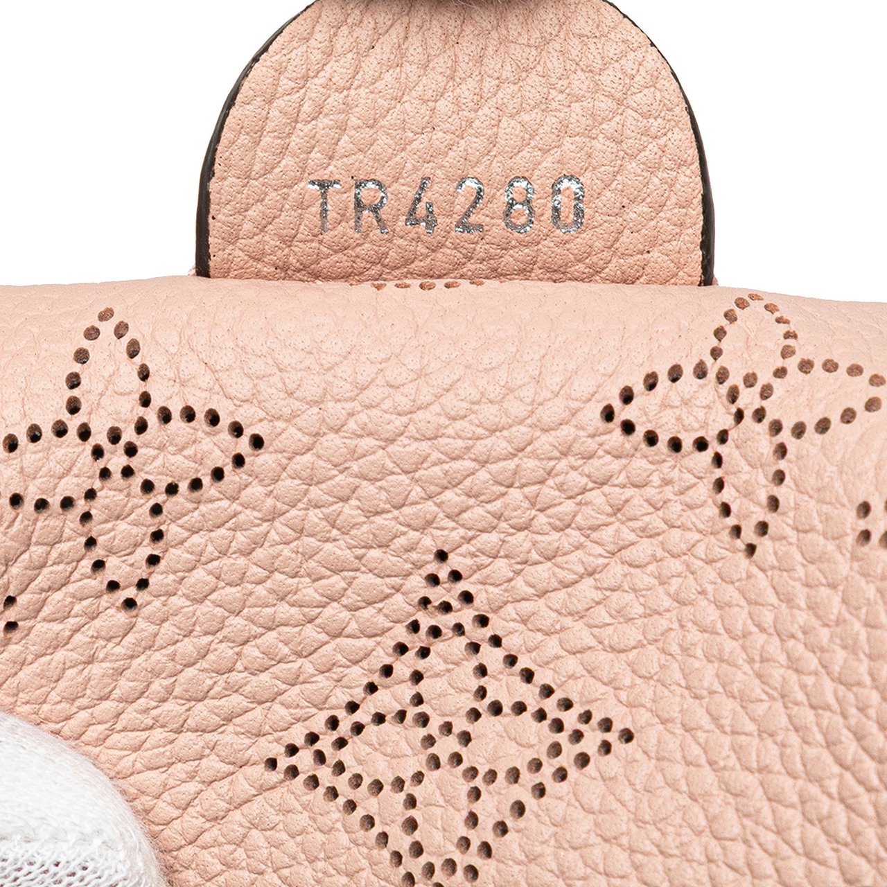 Louis Vuitton Monogram Mahina Scala Mini Pouch Roze