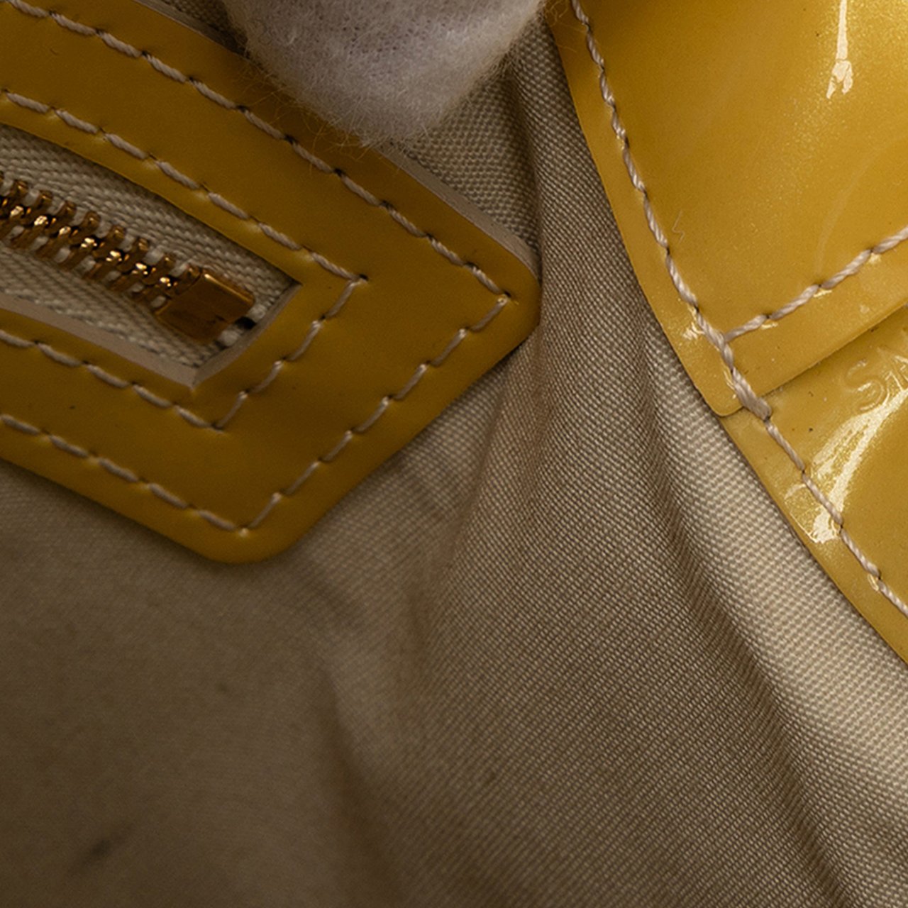 Louis Vuitton Monogram Vernis Wilshire PM Geel