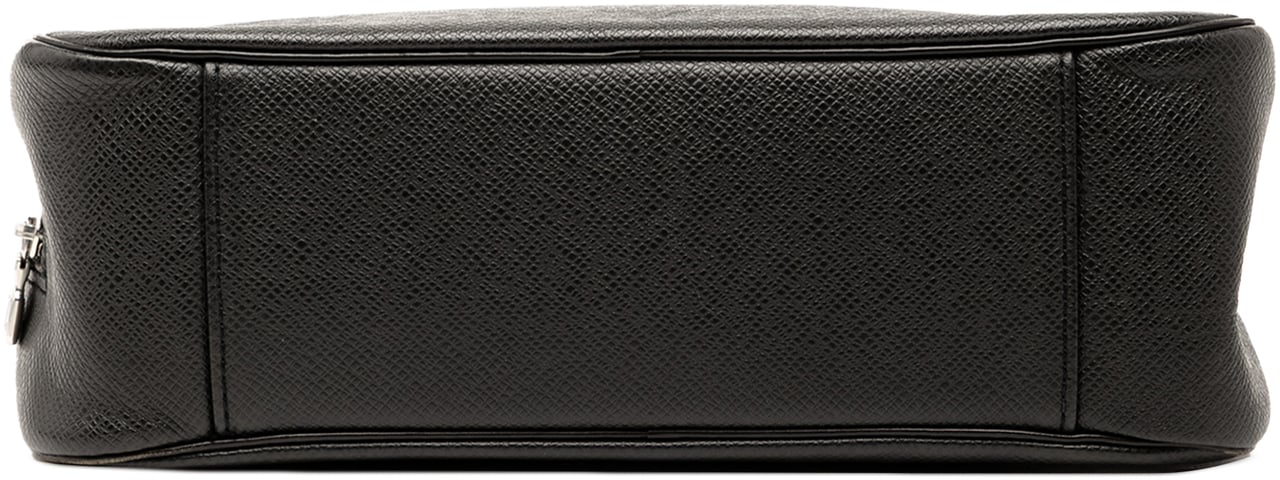 Louis Vuitton Taiga Toiletry Pouch GM Zwart