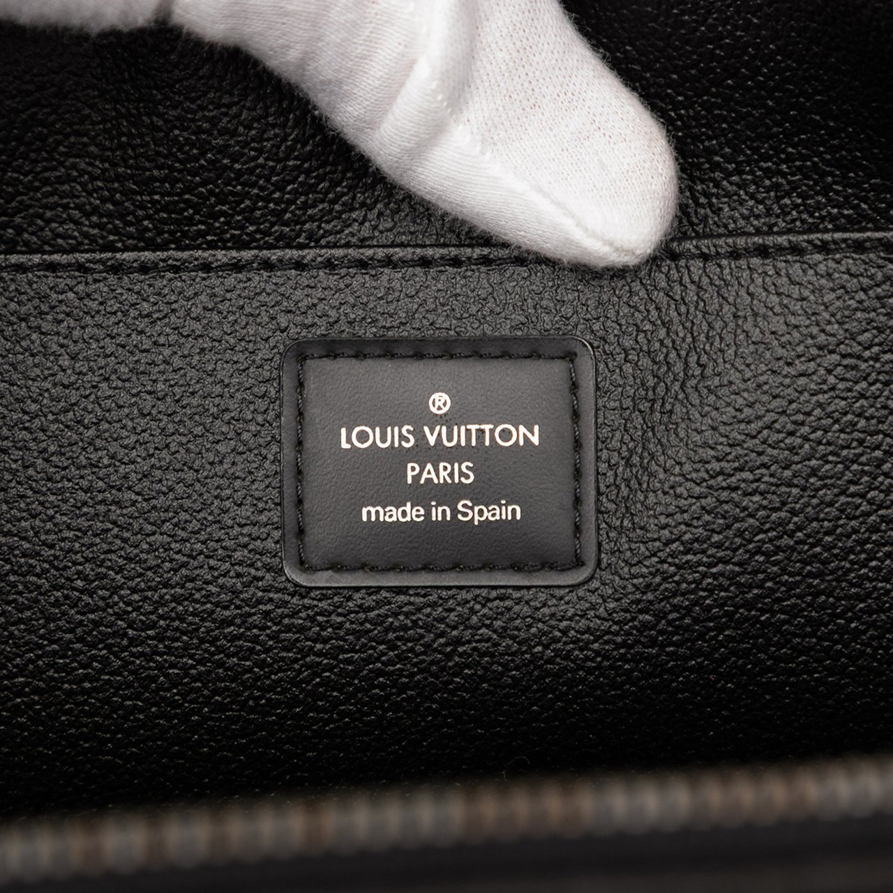 Louis Vuitton Taiga Toiletry Pouch GM Zwart