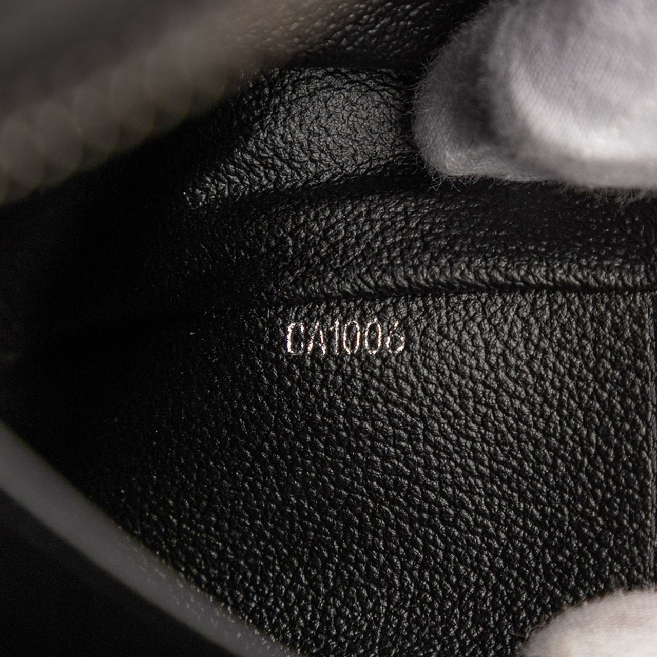 Louis Vuitton Taiga Toiletry Pouch GM Zwart