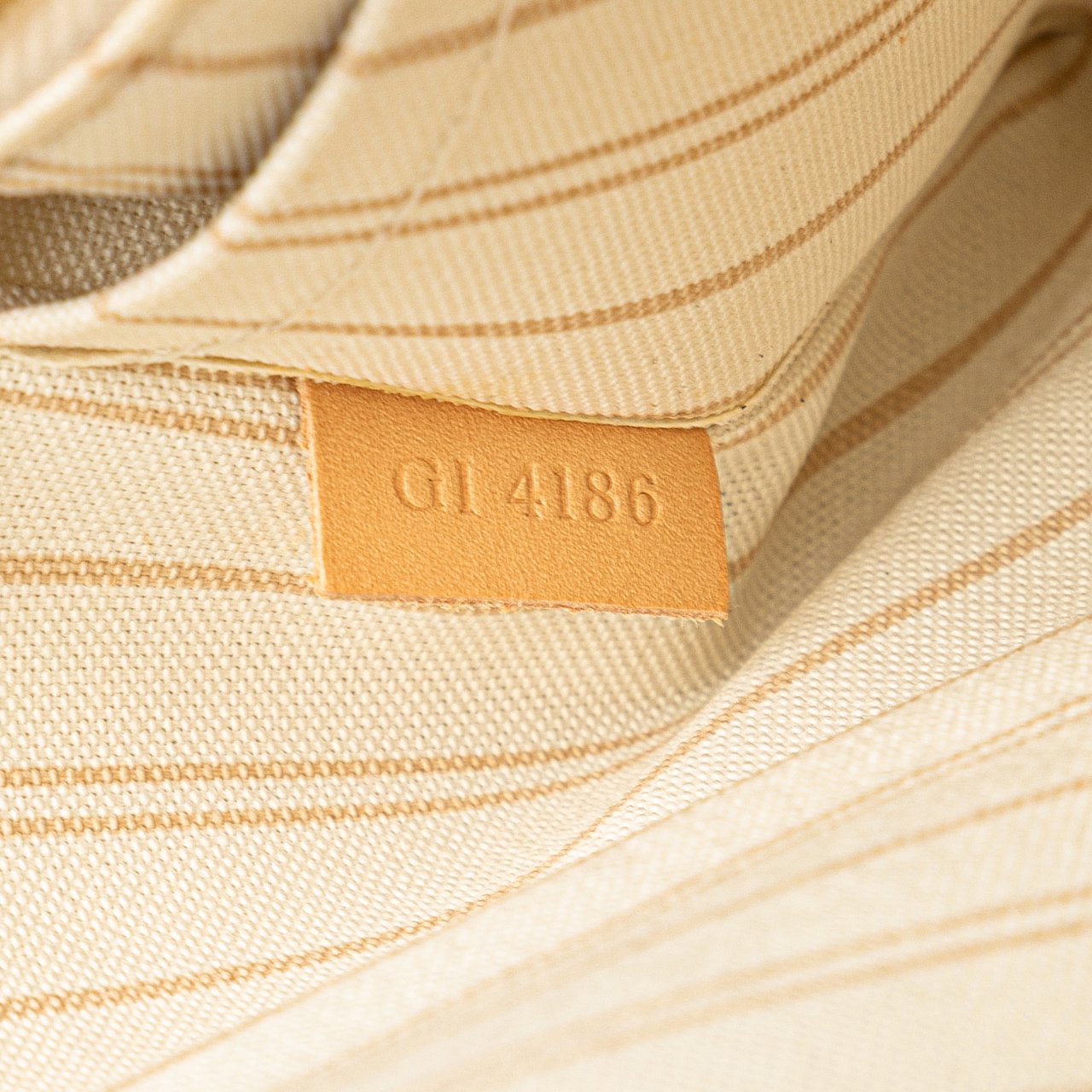 Louis Vuitton Damier Azur Neverfull MM Pouch Wit