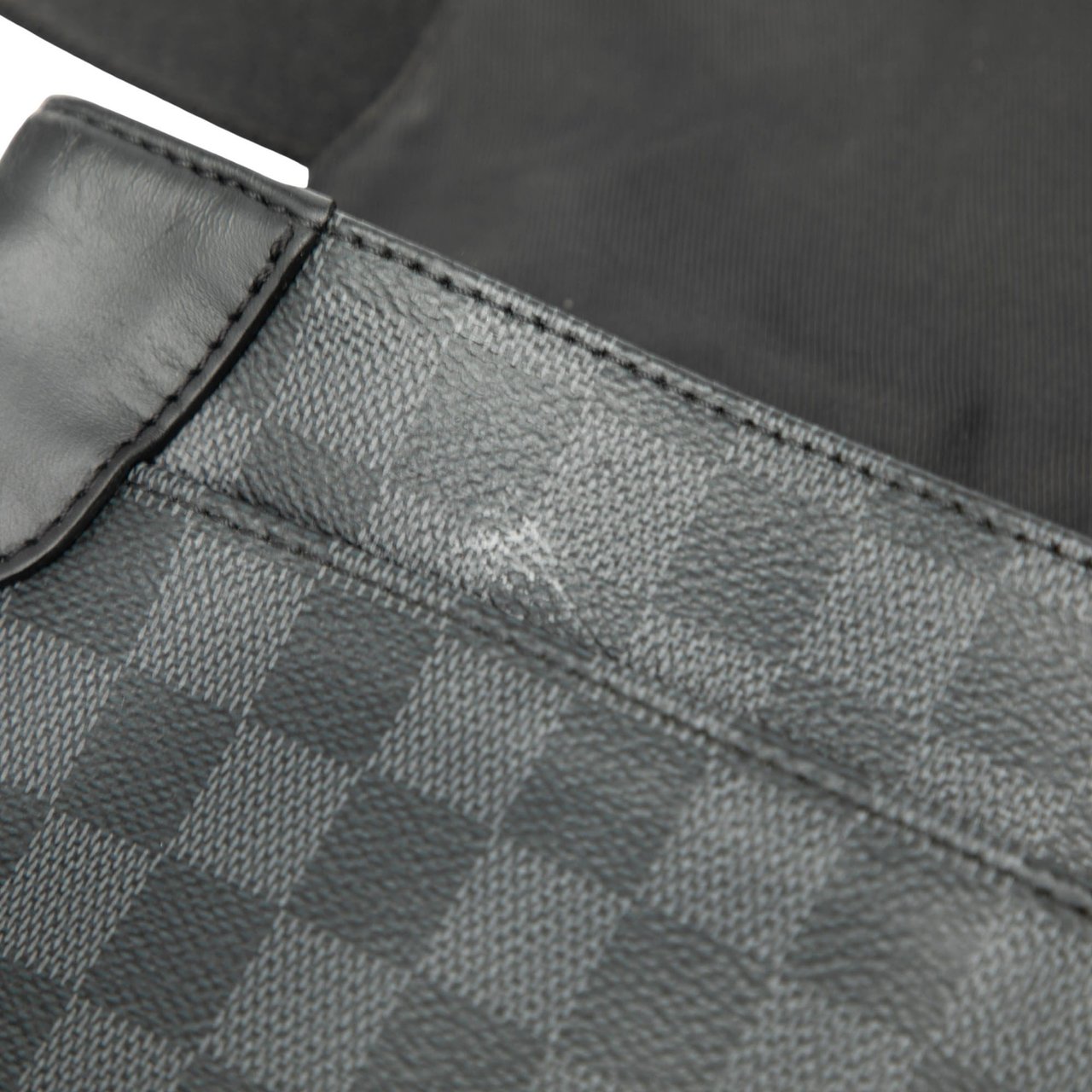 Louis Vuitton Damier Graphite District PM Zwart