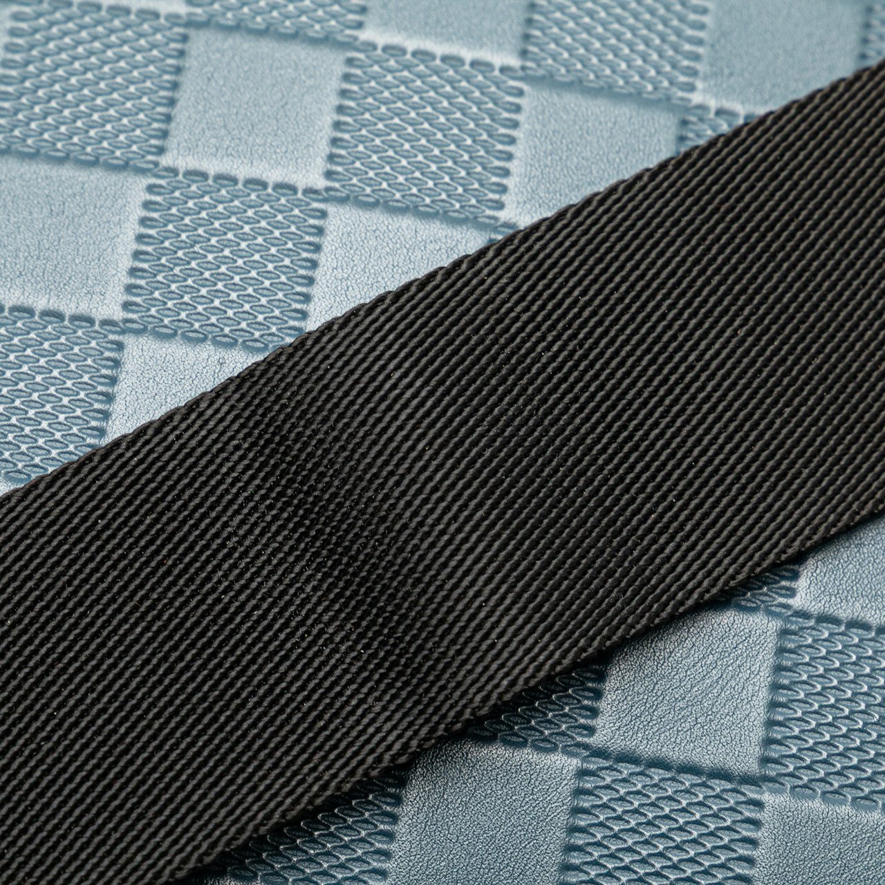 Louis Vuitton Damier Infini District PM Blauw