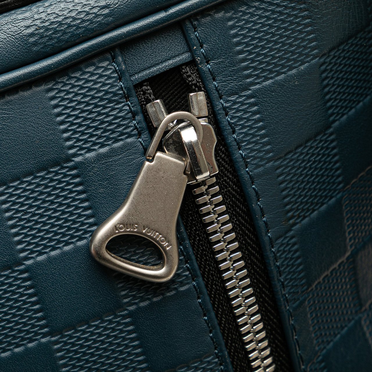 Louis Vuitton Damier Infini District PM Blauw