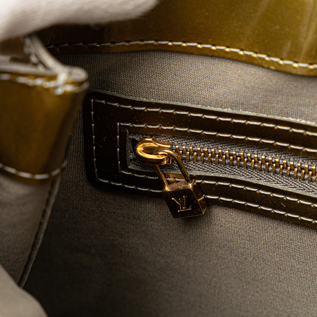 Louis Vuitton Monogram Vernis Wilshire PM Goud