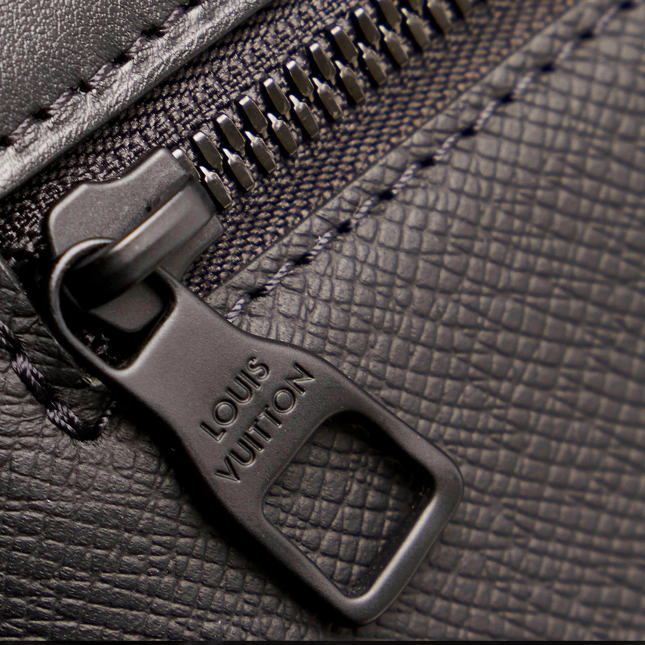 Louis Vuitton Taiga Rainbow Steamer PM Zwart