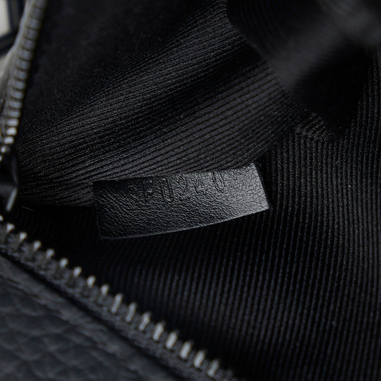 Louis Vuitton Monogram Taurillon Pochette Volga Grijs