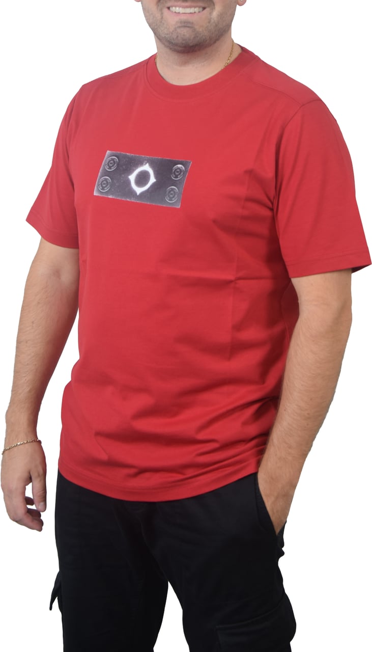 Ma.Strum Tromple Loeil Badge Tee Rood
