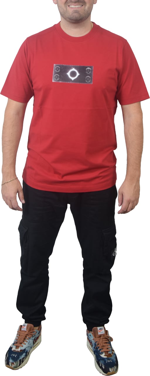 Ma.Strum Tromple Loeil Badge Tee Rood