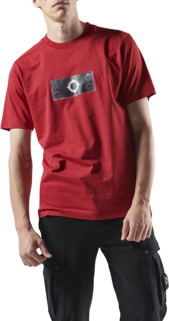 Ma.Strum Tromple Loeil Badge Tee Rood