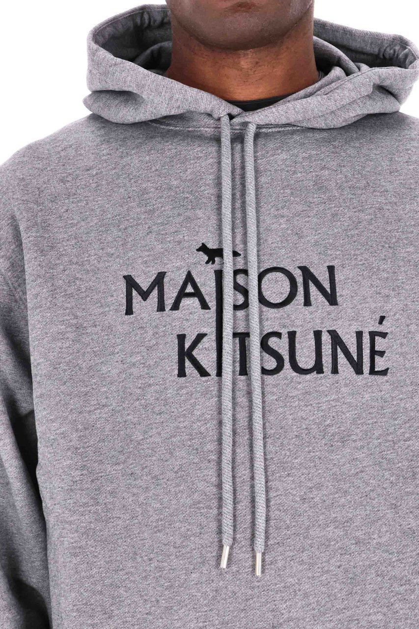 Maison Kitsuné Cropped Grey Hoodie with Drawstring Hood and Bold Logo Grijs