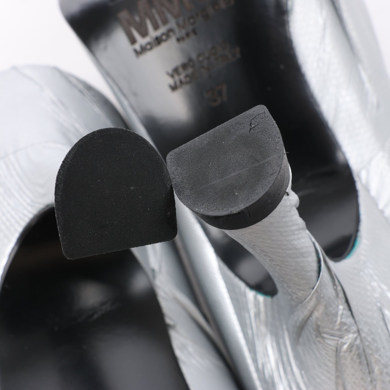 Maison Margiela MAISON MARGIELA MM6 9 cm Laminated Leather Pumps in Silver, Size 37 EU Zilver