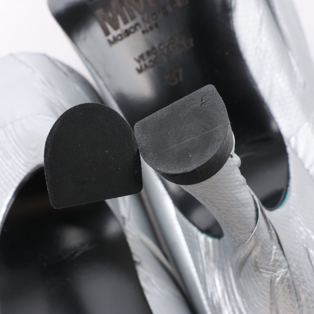 Maison Margiela MAISON MARGIELA MM6 9 cm Laminated Leather Pumps in Silver, Size 37 EU Zilver